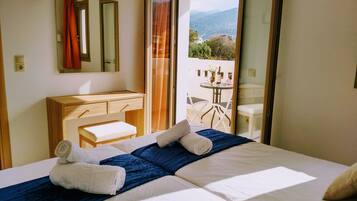 Apartment, 1 Bedroom | 1 bedroom, in-room safe, desk, free cribs/infant beds