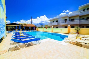 Alberca al aire libre por temporada y sombrillas en la alberca 