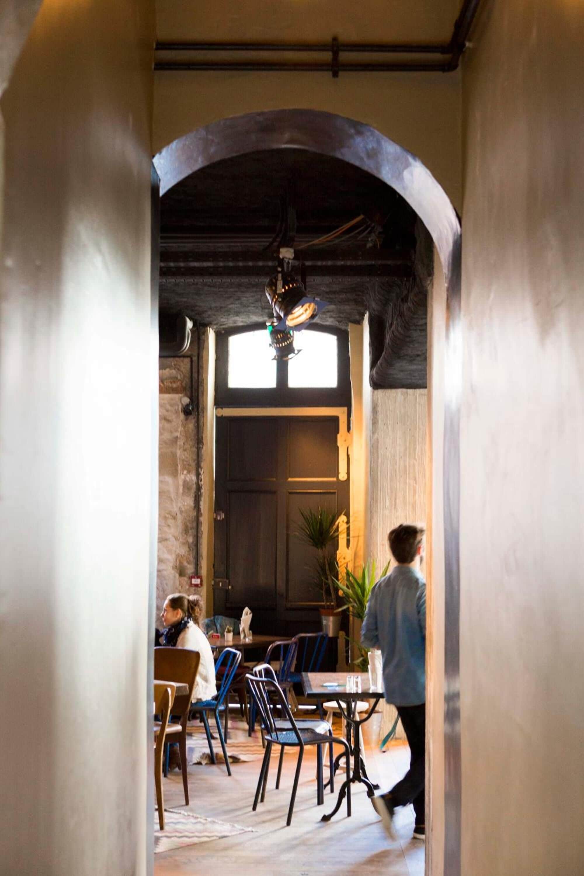 供应早餐、午餐和晚餐，法国菜