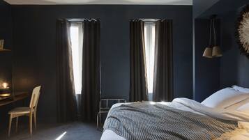 Une chambre à coucher moderne avec un lit, un bureau et une chaise.