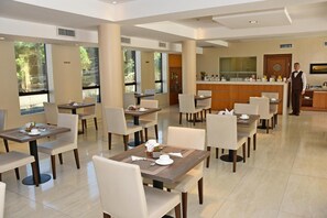Dining - Andares Del Agua (Villa Elisa)