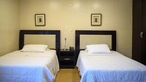 A twin room with two single beds, a nightstand between them, and a wardrobe to the right. - Andares Del Agua (Villa Elisa)