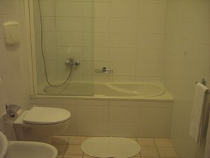Kamar Quadruple Standar | Kamar mandi | Perlengkapan mandi gratis, pengering rambut, kloset, dan handuk
