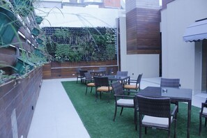Outdoor dining - Swati Hotel Deluxe (New Delhi)