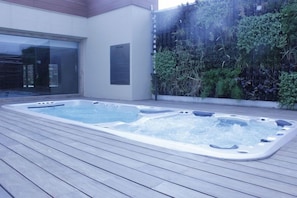 Outdoor spa tub - Swati Hotel Deluxe (New Delhi)