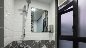 1 bed in 8-bed Female Dorm | Bathroom - Panda's Hostel - Old Hong Kong (Kowloon)