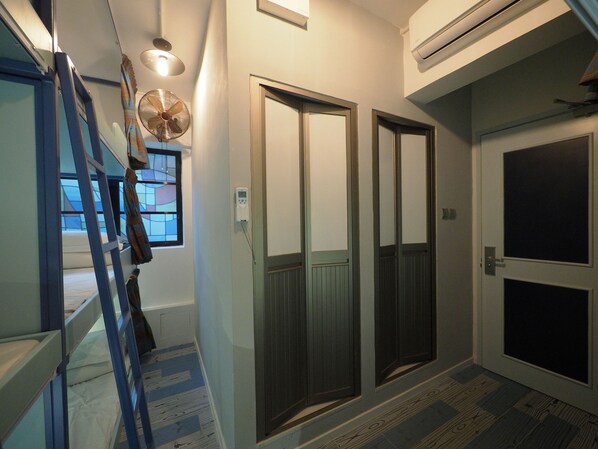 8 Bed Classic Family Room | Free WiFi - Panda's Hostel - Old Hong Kong (Kowloon)