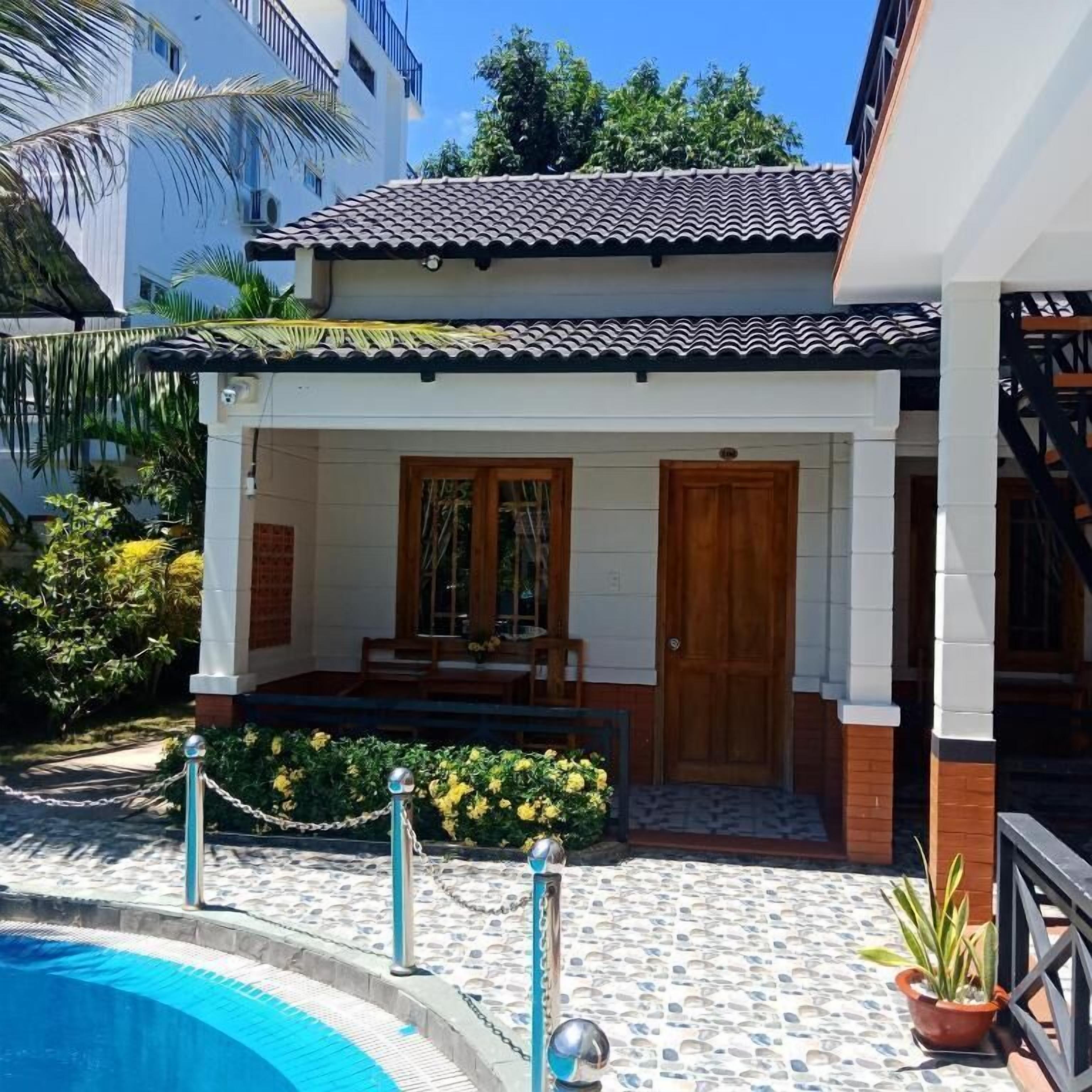 Deluxe Bungalow, Pool View | Minibar, desk, soundproofing, free WiFi