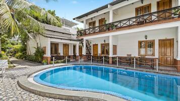 Piscine extérieure, parasols de plage, chaises longues