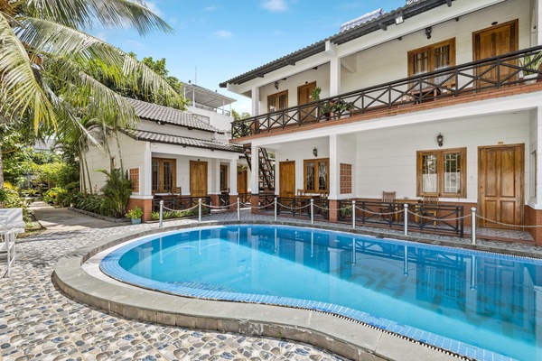 Outdoor pool, pool umbrellas, sun loungers