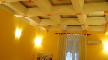 Deluxe-Dreibettzimmer | Minibar, Schreibtisch, schallisolierte Zimmer, kostenloses WLAN