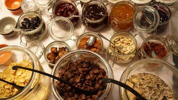 Esmorzar diari complet (12 EUR per persona)