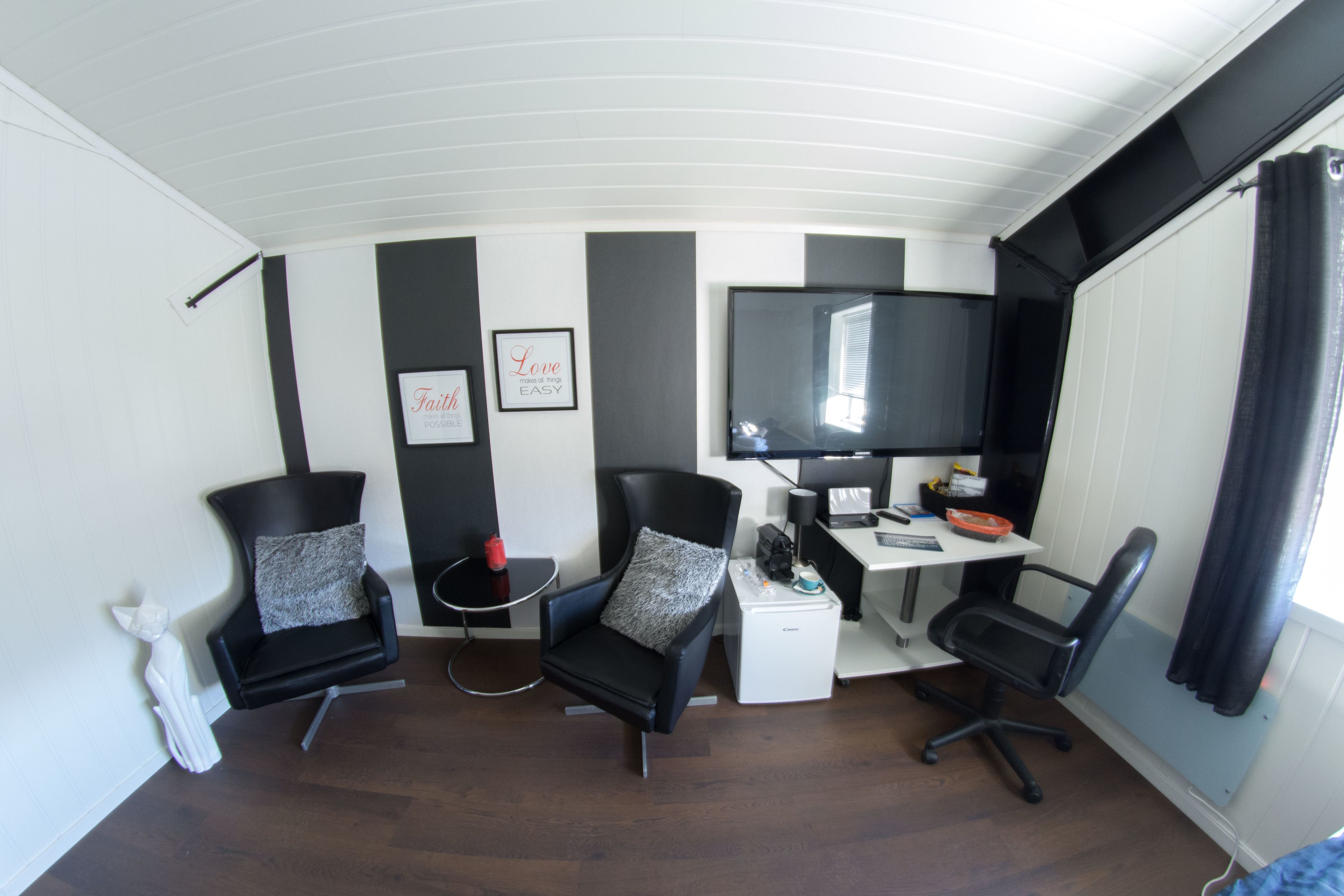 double room | minibar, desk, soundproofing, iron/ironing board