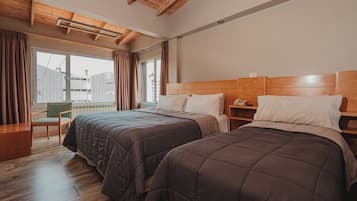 Dreibettzimmer | Minibar, Zimmersafe, Verdunkelungsvorhänge, schallisolierte Zimmer