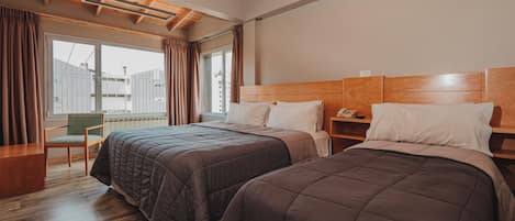 Quarto triplo | Frigobar, cofres nos quartos, individualmente decorados