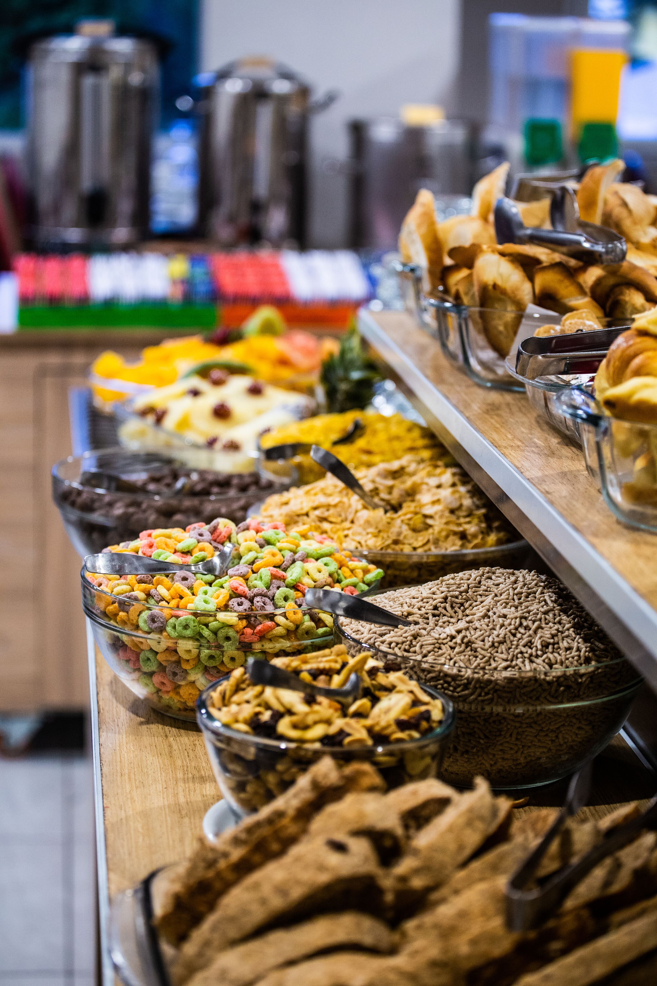 Un buffet con diverse opzioni alimentari, tra cui cereali, noci e pasticceria.