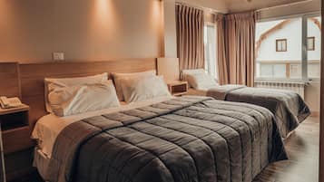 Minibar, caja de seguridad en la habitación y decoración personalizada