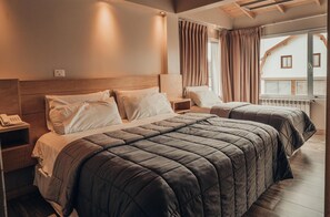 Driepersoonskamer | Een minibar, een kluis op de kamer, individueel gedecoreerd