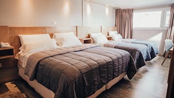 Chambre Quadruple | Minibar, coffres-forts dans les chambres, décoration personnalisée