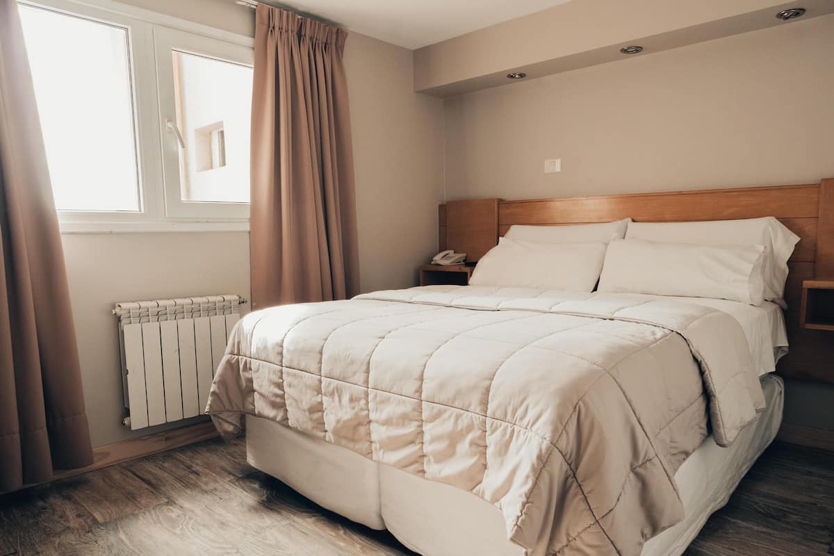 Minibar, coffres-forts dans les chambres, rideaux occultants