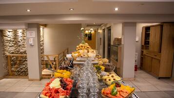 Café da manhã com buffet grátis todos os dias