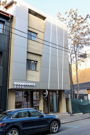 Front of property - Hotel Christina Plus (Bucharest)