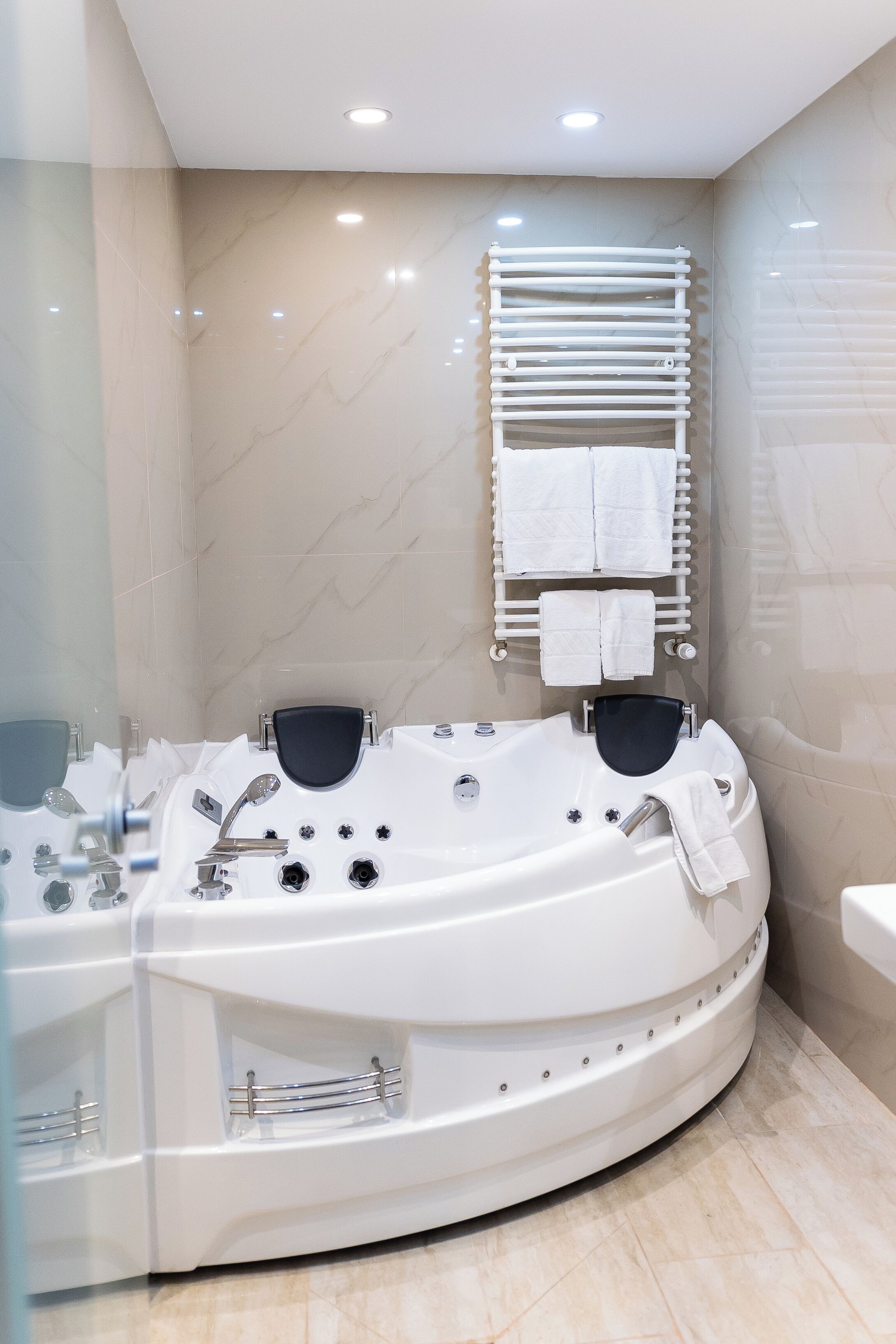 deluxe triple room, non smoking, sauna | bathroom | free toiletries, hair dryer, bathrobes, slippers