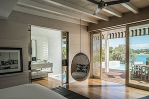 Bungalow, alberca privada, vista al mar (Suite) | Ropa de cama de alta calidad, edredón y minibar