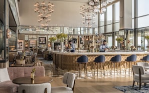 3 bares/lounges, bar ao lado da piscina