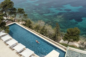 Εσωτερική πισίνα, 2 εξωτερικές πισίνες, καμπάνες (με χρέωση)