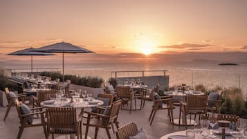 4 restaurants; breakfast, lunch and dinner served
