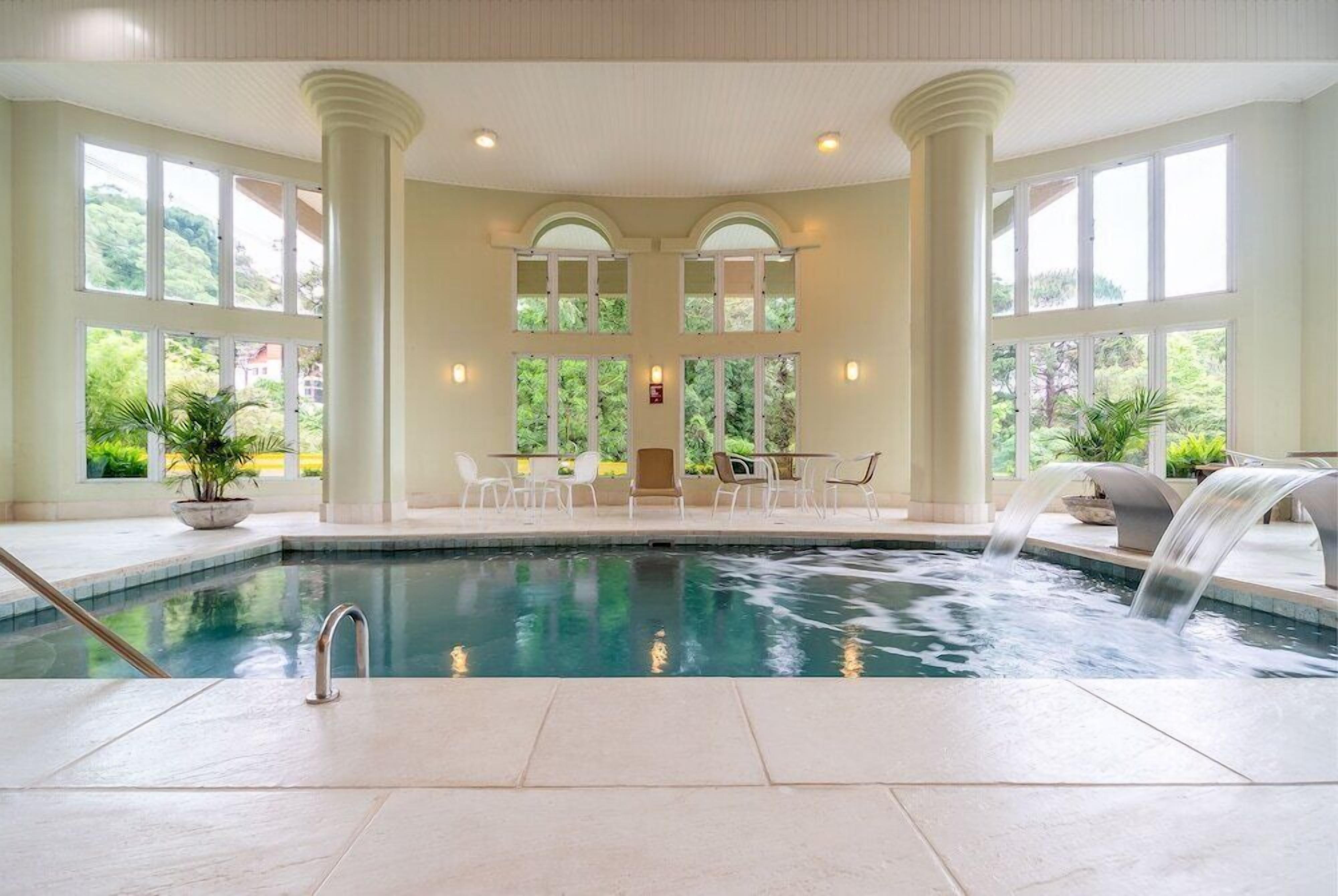 室內游泳池和室外游泳池