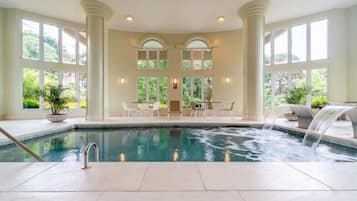 Een binnenzwembad en een buitenzwembad