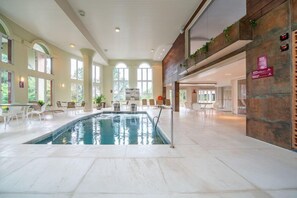 Una piscina techada, una piscina al aire libre