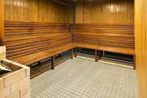 A sauna with wooden benches and a tiled floor. - Langhetto Siena (Gramado)