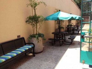 Outdoor dining - Ymca Harlem (New York)