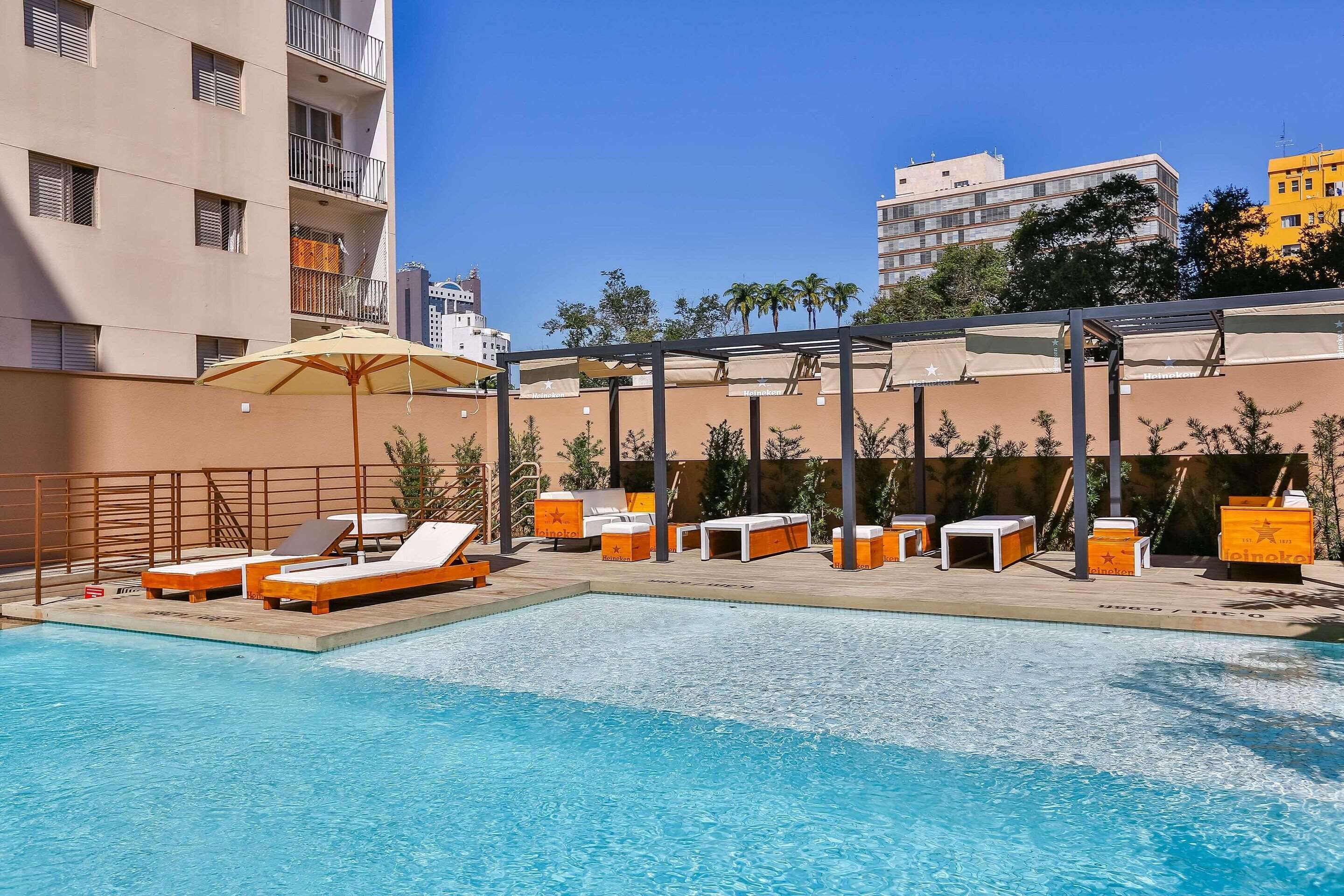 Piscina externa, espreguiçadeiras