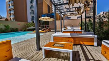 Piscina externa, espreguiçadeiras