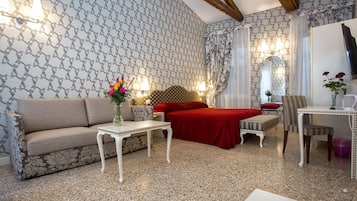 Suite junior | Minibar, caja fuerte, decoración individual y mobiliario individual