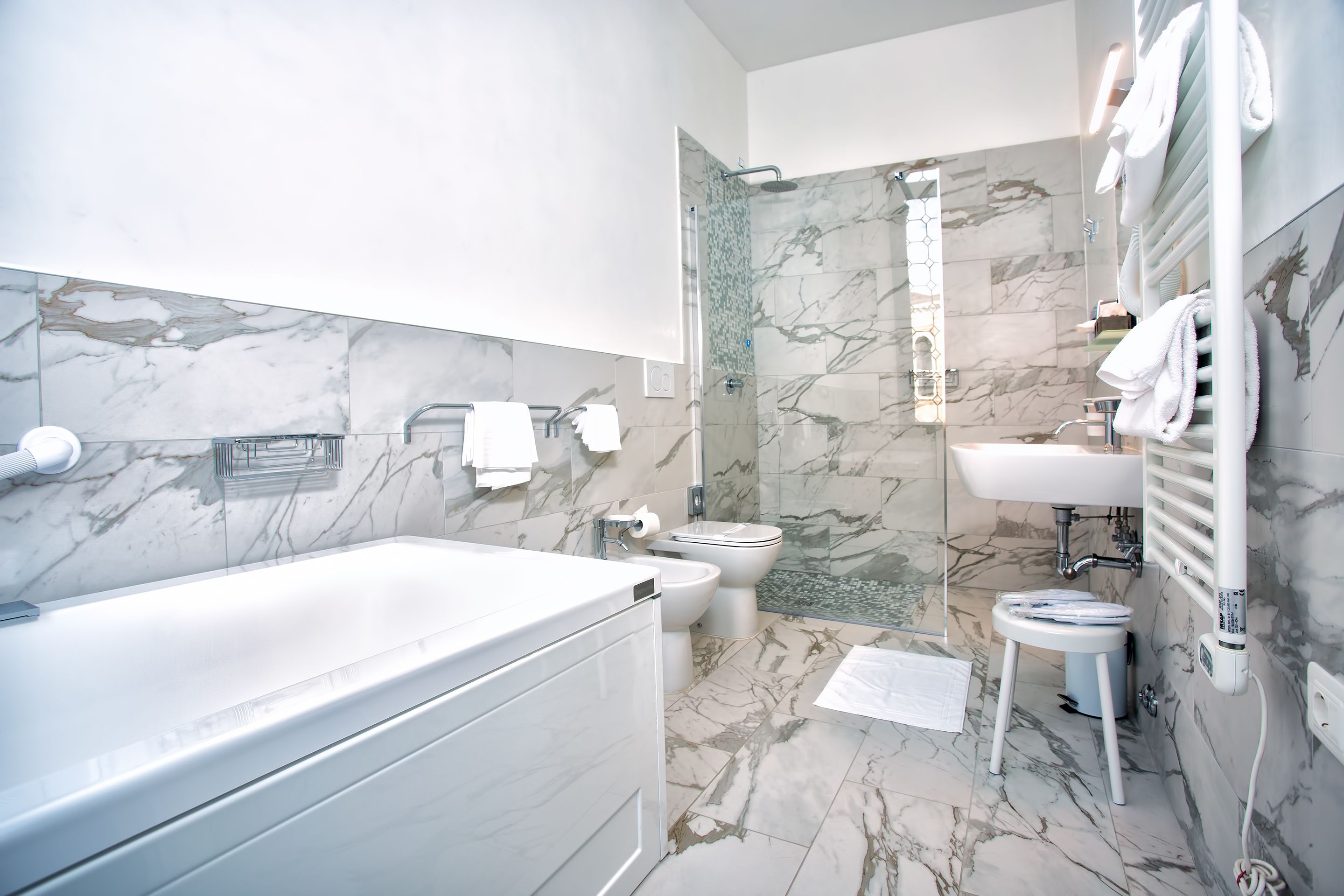 deluxe suite | jetted bathtub