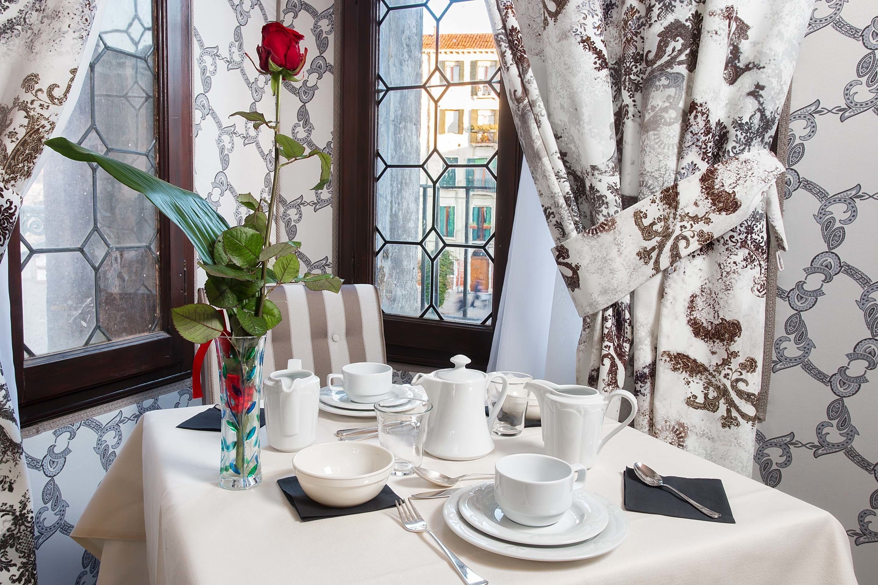 بوفيه فطور يوميًا بتكلفة قدرها (15 EUR للشخص)