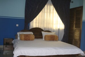 Quarto casal luxo | Cofres nos quartos, escrivaninha, cortinas blackout