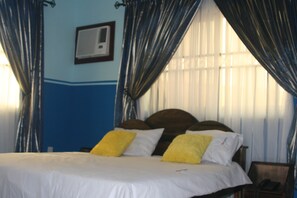 Quarto casal luxo | Cofres nos quartos, escrivaninha, cortinas blackout