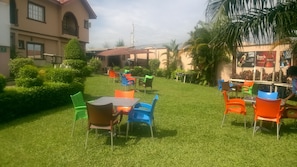 Serviço de café da manhã, almoço, jantar; restaurante ao ar livre