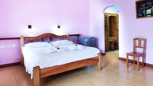 Standard Double Room | Peralatan tempat tidur premium, bar mini, peti besi dalam bilik 