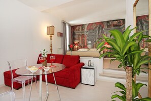 Deluxe-Suite, 1 King-Bett und Schlafsofa, Stadtblick | Wohnbereich