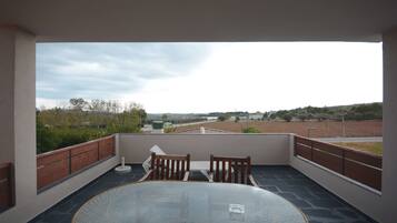 Junior studio suite | Een minibar, een kluis op de kamer, een bureau, verduisterende gordijnen