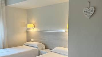 Familienzimmer | Minibar, Zimmersafe, Schreibtisch, Verdunkelungsvorhänge