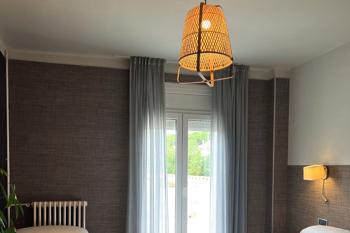Triple Room | Minibar, in-room safe, desk, blackout drapes