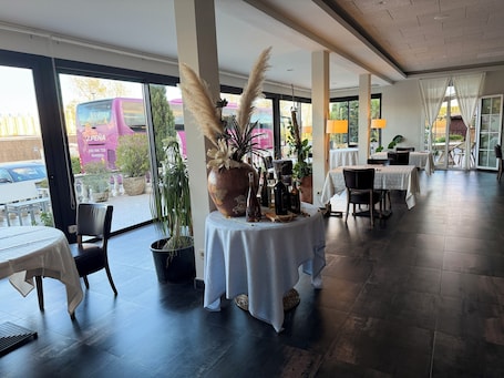 Se sirven cenas y cocina mediterránea